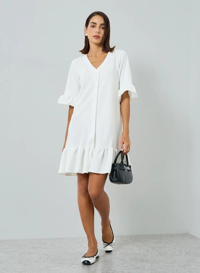 تايك تو فستان ميني أبيض بأزرار وتفاصيل كشكش